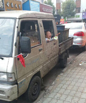 90后爸爸網吧打游戲 3歲女兒被鎖在車里哭