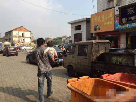 90后爸爸網吧打游戲 3歲女兒被鎖在車里哭