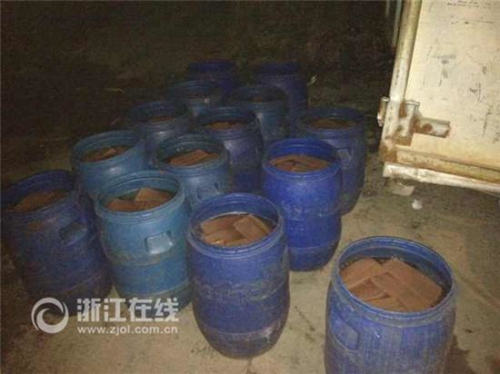 黑作坊生產(chǎn)的毒鴨血