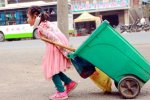 女童幫奶奶當(dāng)環(huán)衛(wèi)工 才5歲就很懂事