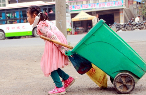 5歲女童當(dāng)環(huán)衛(wèi)工