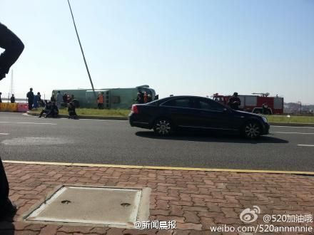 上海大巴側(cè)翻