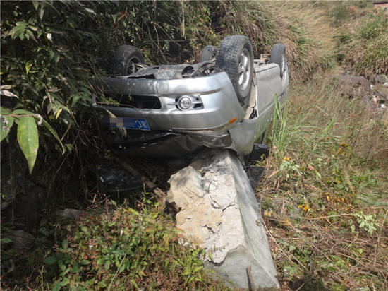 一輛7座翻下山