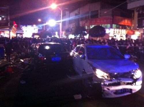 女子開(kāi)車(chē)撞前男友