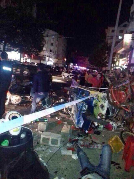 女子開(kāi)車(chē)撞前男友