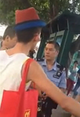 深圳兩男子當(dāng)街吵架