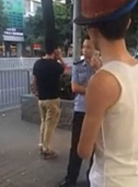 深圳兩男子當(dāng)街吵架