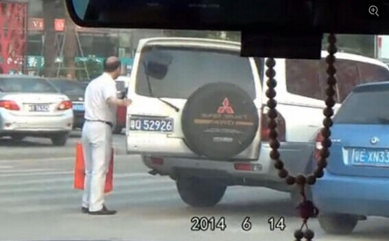 副局長駕公車探情婦