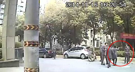 女官員罵保安看門狗 6旬保安被氣死