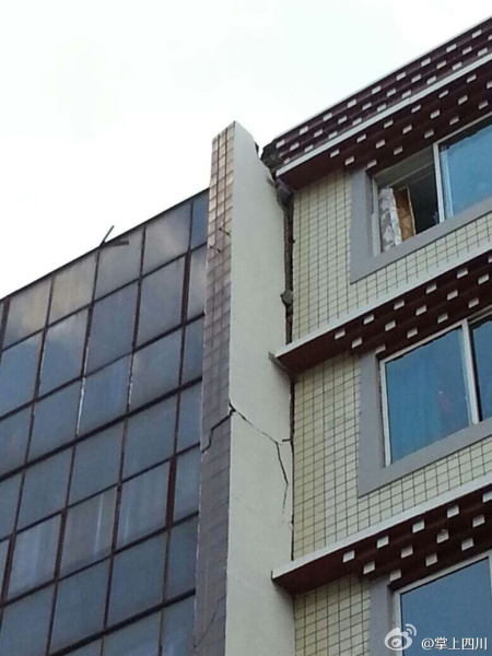 2014年11月22日四川地震 墻體出現裂縫