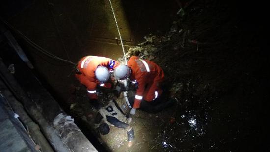 閨蜜陪跳河溺亡