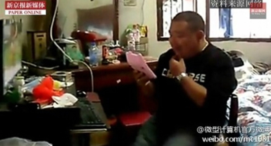 男子與計算器女友甜言蜜語1分鐘