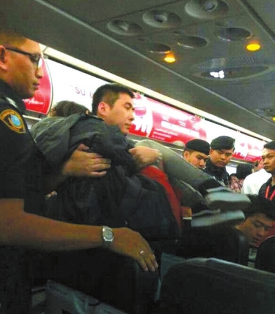 中國乘客大鬧航班