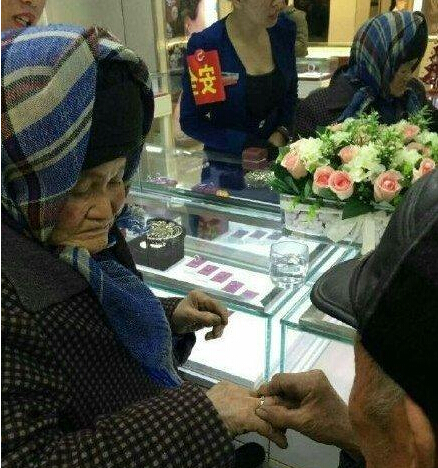 拾荒老人為老伴買鉆戒