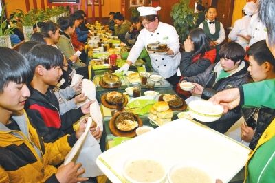 鄭州十八中校長請200學生吃牛排