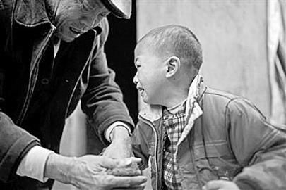 村民聯名驅逐艾滋男童坤坤