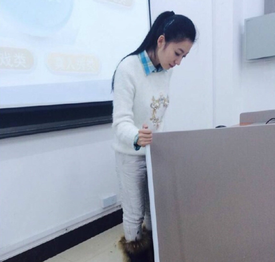 最美女腰老師黃鑫拄拐上課