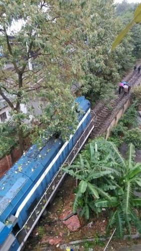 柳州市區火車車頭沖進小區