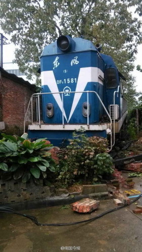 柳州市區火車車頭沖進小區