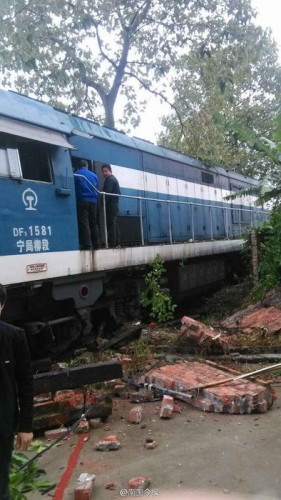 柳州市區火車車頭沖進小區