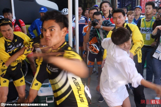 彭于晏街頭拍片揮拳打人