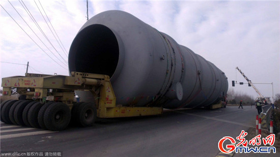 一百噸巨物在公路行駛