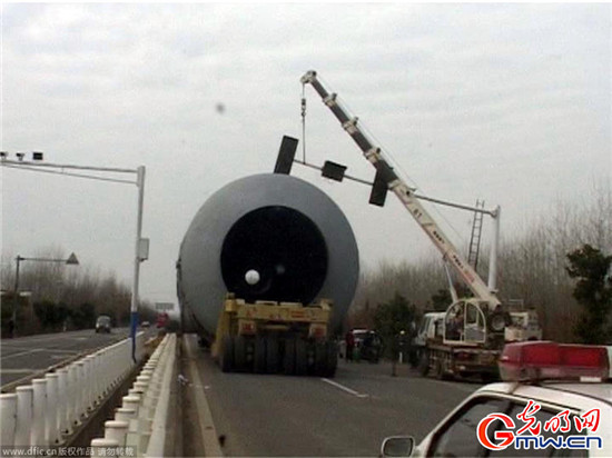 巨物運(yùn)輸引來(lái)眾多群眾圍觀