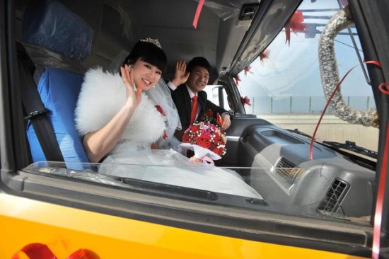 武漢吊車組隊迎親