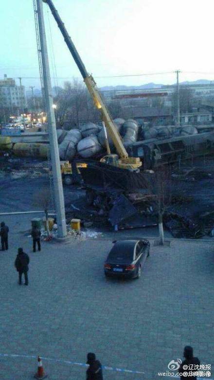 朝陽市貨車撞翻拉硫酸火車