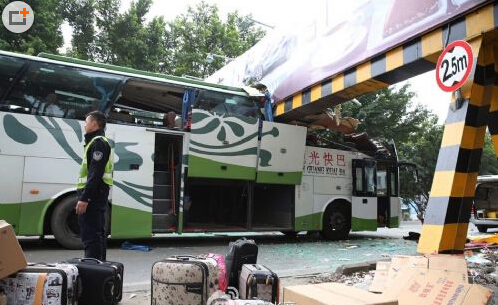 客車被限高架切頭現(xiàn)場