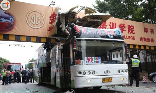 客車被限高架切頭現(xiàn)場