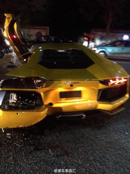 三亞市區(qū)豪車(chē)車(chē)禍