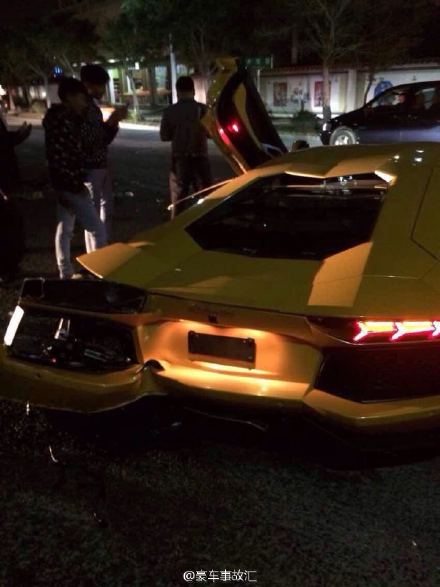 蘭博基尼半邊車身被撞毀