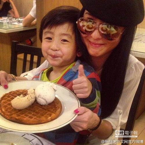 張柏芝與兒子照片