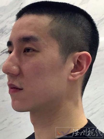 新年成龍給房祖名剪了短發