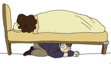 小偷藏屋主床下過年