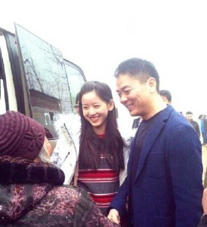 劉強東發錢，劉強東帶老婆奶茶妹妹回老家發錢。