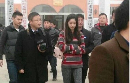 劉強東發錢，劉強東帶老婆奶茶妹妹回老家發錢。