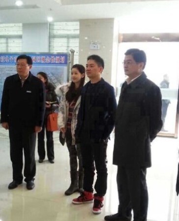 劉強東發錢，劉強東帶老婆奶茶妹妹回老家發錢。