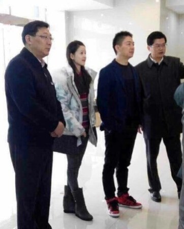 劉強東發錢，劉強東帶老婆奶茶妹妹回老家發錢。