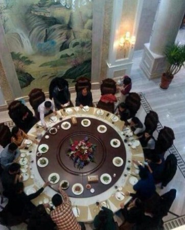 劉強東發錢，劉強東帶老婆奶茶妹妹回老家發錢。