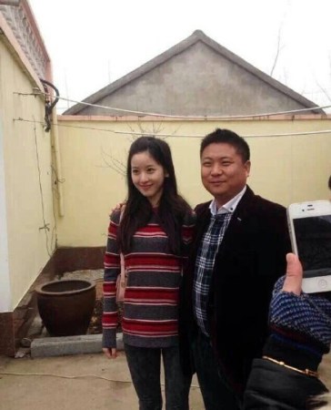 劉強東發錢，劉強東帶老婆奶茶妹妹回老家發錢。