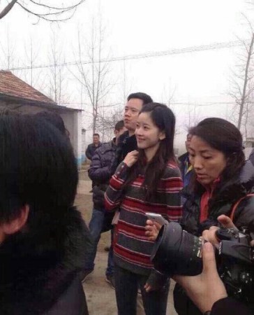 劉強東發錢，劉強東帶老婆奶茶妹妹回老家發錢。