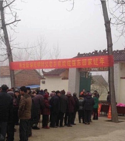 劉強東發錢，劉強東帶老婆奶茶妹妹回老家發錢。