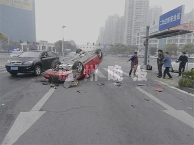 溫州奧迪翻車