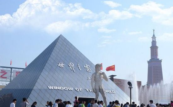 雕像遭女游客咸豬手