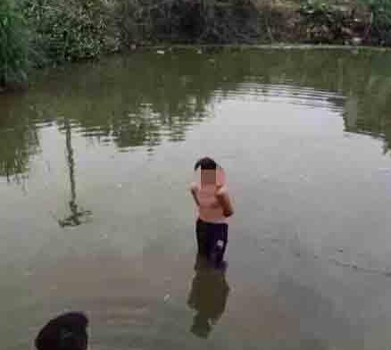 男孩偷錢遭浸豬籠