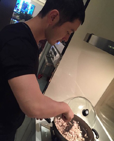 黃曉明為angelababy下廚做炸醬面