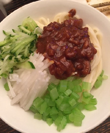 黃曉明為angelababy下廚做炸醬面