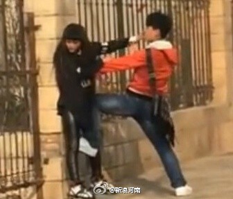 男子當街暴打女友被群毆